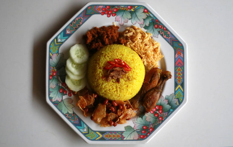印尼姜黄米或鼻科宁与煎蛋鸡和黄瓜一起食用。