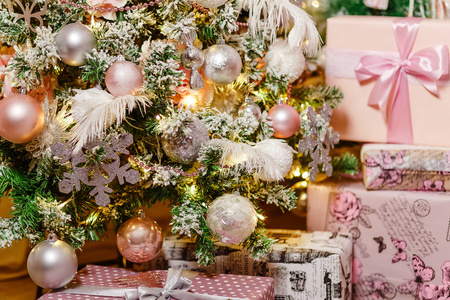 柔和的粉红色圣诞元素优雅的圣诞树