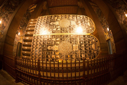 脚与吉祥符号的佛陀在最大的躺椅上，佛陀是在1832年建造的，代表佛陀进入涅槃在瓦特福其官方名称是瓦特法拉切图丰维莫曼格拉姆拉贾