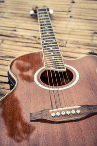 木头背景上的古典吉他。 音乐和娱乐概念。