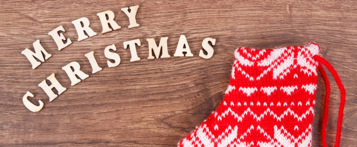 圣诞快乐与节日红色羊毛袜礼物或礼物