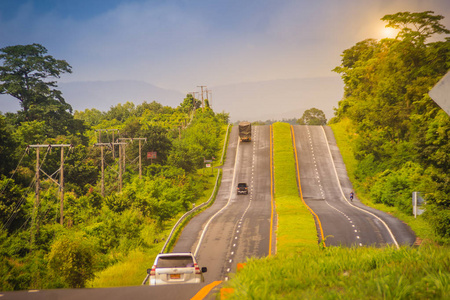 交通方便有阳光和绿色交通岛的斜坡公路.