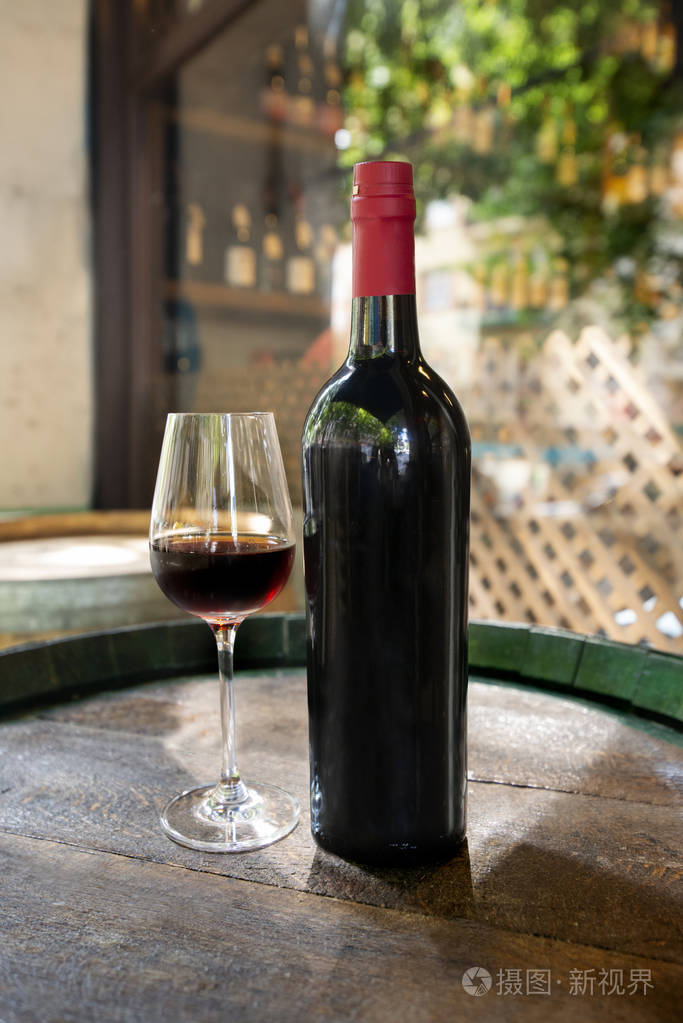 乡村酒吧露台上的酒瓶和酒杯