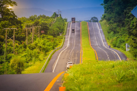 交通方便有阳光和绿色交通岛的斜坡公路.