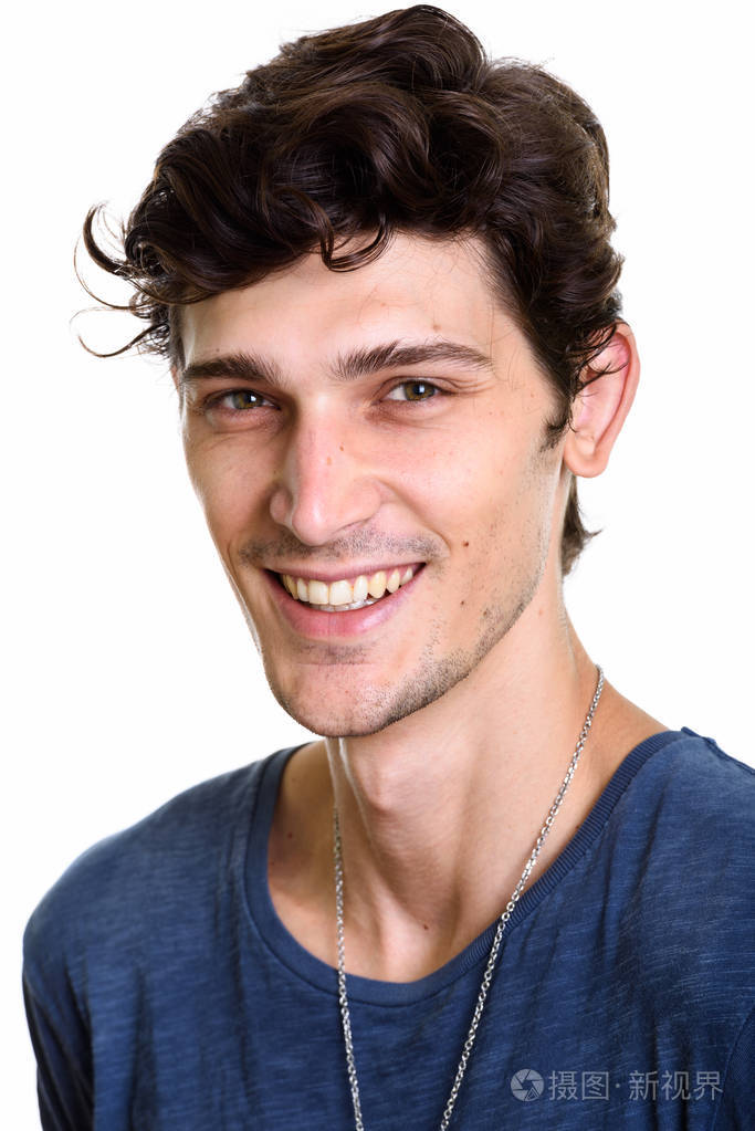 年轻快乐英俊的男人微笑的脸