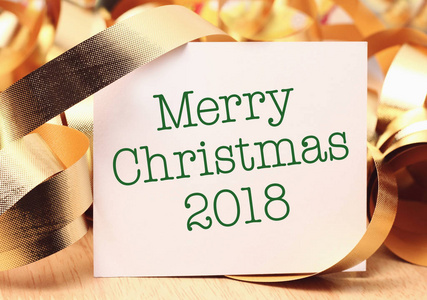 圣诞快乐2018与黄金装饰。 祝你在这个快乐的季节里有美好的回忆。