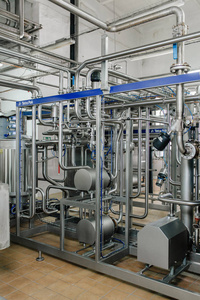 工厂生产牛奶和酸奶。 储存和运输的金属单元和储罐。