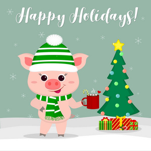 新年和圣诞卡。 可爱的猪戴着帽子和围巾，拿着一杯可可和棉花糖，背景是冬天和雪花。 圣诞树和礼物。 矢量卡通风格。
