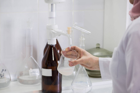 妇女在实验室测试乳制品样品。 奶厂测试实验室