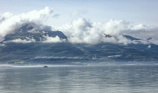 瓦尔迪兹海运码头和油轮的景观图片