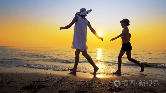 下载小样发票合同问题/举报在沙滩上跳跃的三个女朋友运动男孩在海边