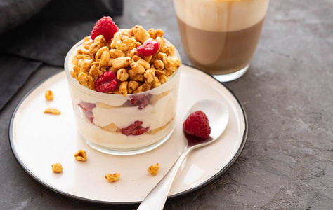 新鲜的酸奶与 rasberries 和咖啡在清澈的玻璃。白碗中的覆盆子。健康早早餐