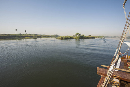 从豪华游轮上俯瞰埃及尼罗河大河到河岸，穿过乡村乡村景观