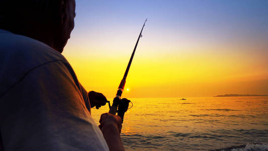 阿尔巴尼亚durres2017年8月10日:海上钓鱼竿渔夫日落摄影图