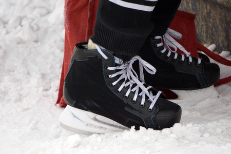 familysports hockey skates on a white background照片