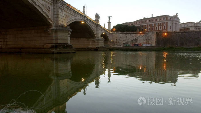日落时意大利罗马桥和卡塞尔桑特安杰洛的全景