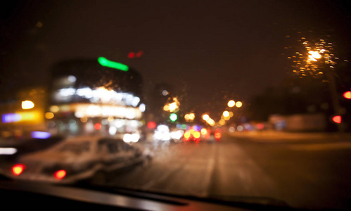 夜间车灯模糊的道路景观