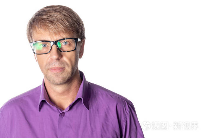 严肃的中年男子与眼镜在白色背景戴眼镜看着相机的时尚男人