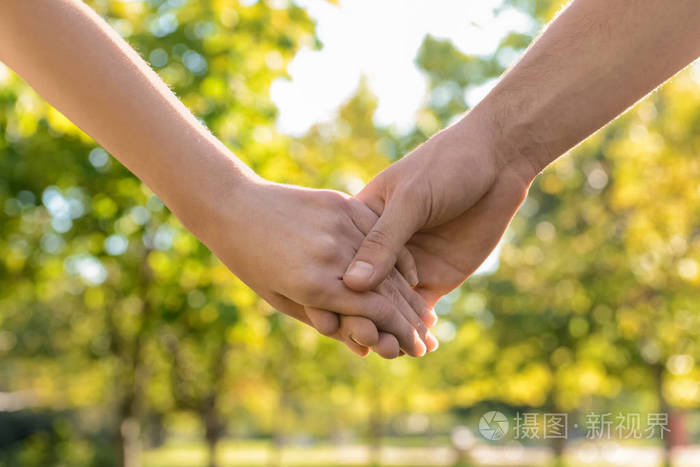 男生跟女生牵手图片