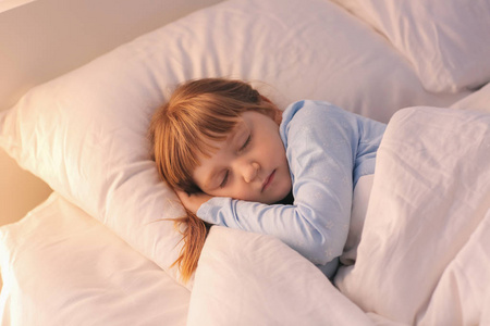 困了可爱的小女孩图片