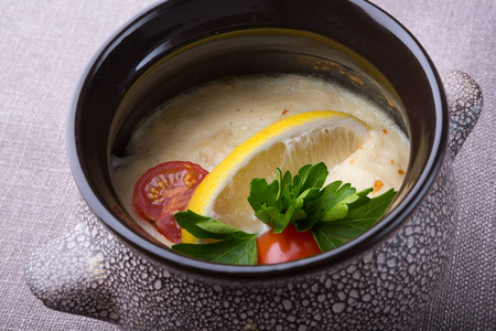 烤俄罗斯白色奶油鱼汤，盛在锅里