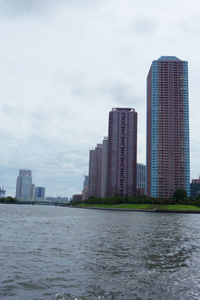 东京苏美达河上的公寓楼图片