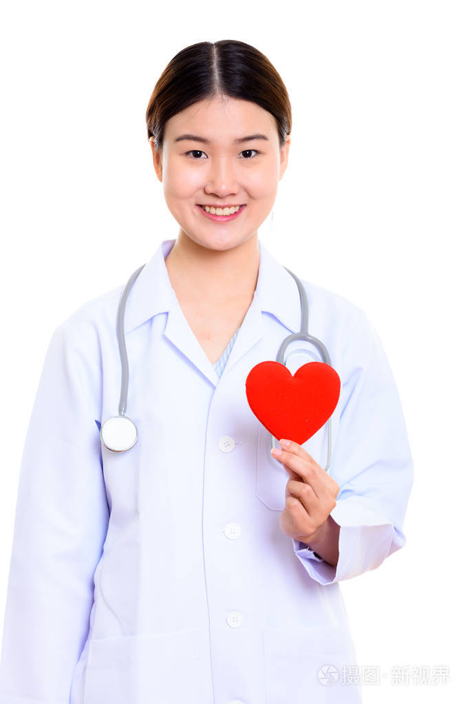 年轻快乐的亚洲女人医生微笑按住红色的心
