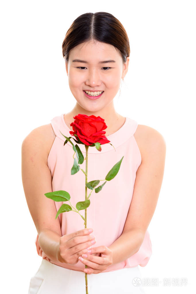 工作室拍摄的年轻快乐的亚洲女人微笑着对红 r