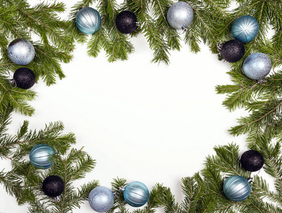 绿色圣诞树树枝与球和复制空间。 白色背景上孤立的圣诞绿色框架。
