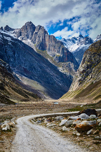 喜马拉雅山拉哈乌尔山谷的道路。 印度，印度