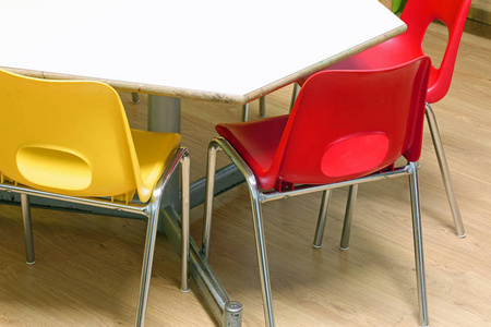 小学教室里的红黄椅子