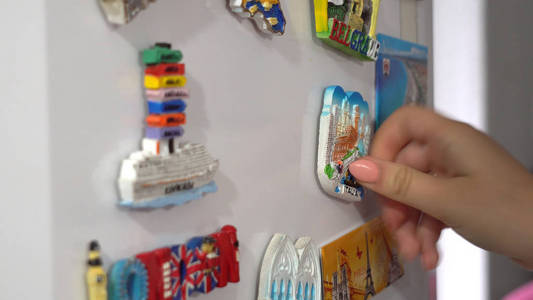 添加一个新的冰箱磁铁从上一个假期旅行概念电影Dof。