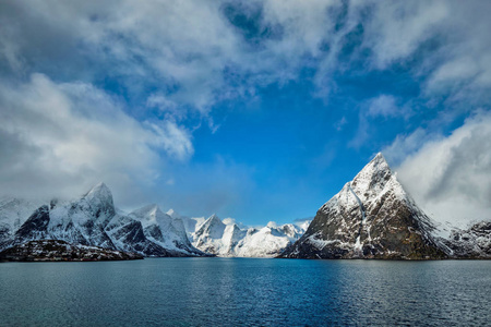 挪威峡湾和山脉在冬季。挪威洛福敦群岛