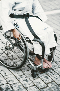 用轮椅训练空手道的女人