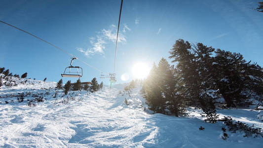 滑雪缆车在日出时穿过松林地区，到达高山滑雪坡，冬季度假胜地波夫射击