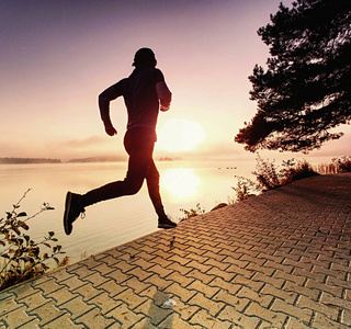 适合肌肉男运动员训练轨迹跑马拉松跑.照片