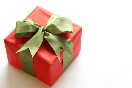 红色礼品盒隔离在白色与关闭设计在圣诞节工作概念。