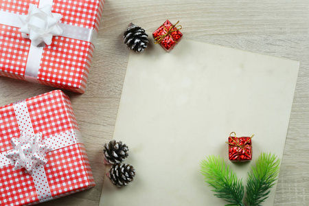 棕色礼品盒和老式纸的圣诞装饰设备在木制地板背景和有复制空间。