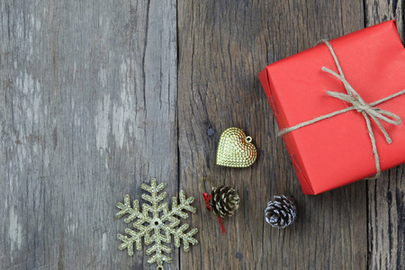 红色礼品盒和圣诞装饰设备在木地板上，并有复制空间设计您的工作理念。