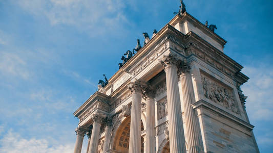 帕塔加里巴迪也被称为波塔科马西纳是一个城市大门，位于米兰的老路上的科莫。 这座新古典拱门是为了纪念1825年奥地利弗朗西斯一世的
