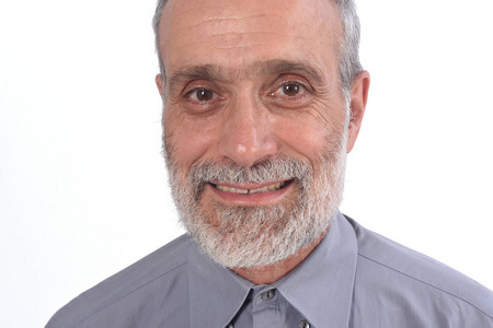 一位穿着衬衫和白色背景的中年人的肖像照片