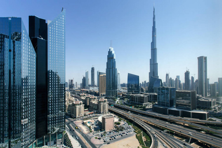 美丽的鸟瞰迪拜市中心天际线在白天阿拉伯联合酋长国