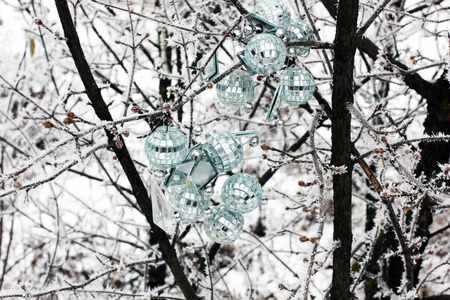 圣诞树装饰品。 树上的圣诞球。 雪中的树
