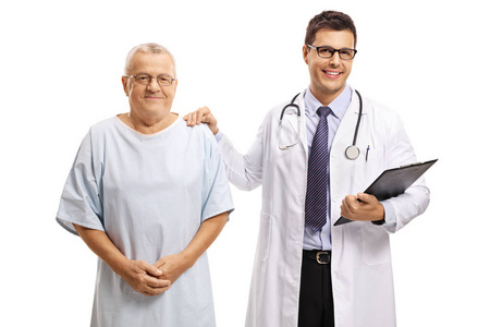 年轻的男医生和一位老年男性病人站在一起，看着白色背景上隔离的摄像机