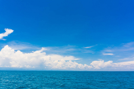 蔚蓝的天空，海中的云，宁静的海景