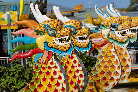 越南香水河上的传统龙舟图片