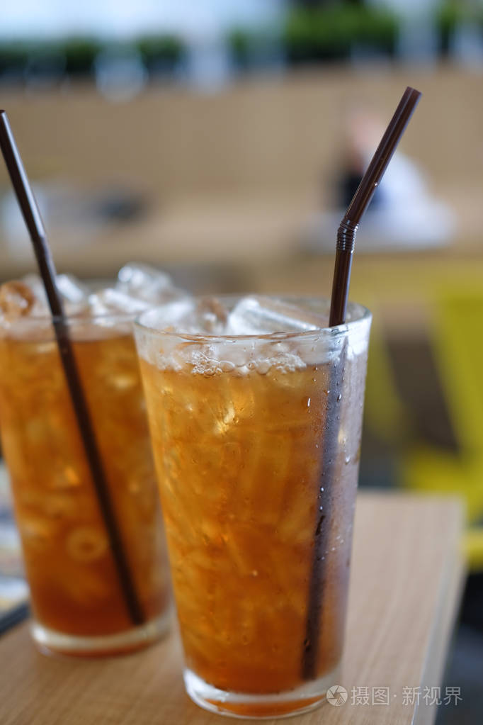 一杯加冰块的冰茶柠檬寒冷的夏天