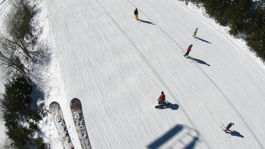 晴天滑雪斜坡滑雪者及滑雪者的鸟瞰图