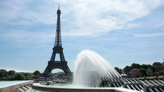 埃菲尔铁塔从特罗卡德罗，大炮喷泉和樱花树在春天巴黎法国