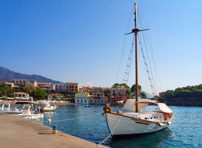 在希腊的凯法洛尼亚岛上，阳光明媚的一天，帆船在沿海航行